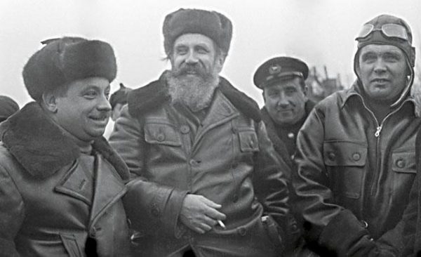 Отто Шмидт с участниками первой в мире воздушной экспедиции на Северный полюс